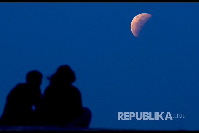 Gerhana Bulan Terlihat di Lembang Bandung. Penampakan gerhana bulan total di Pantai Sanur, Bali, Rabu (26/5).