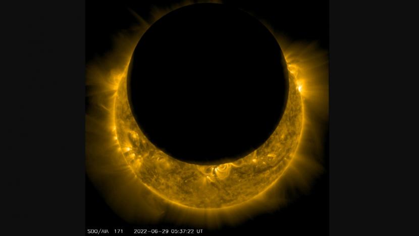 Penampakan gerhana matahari 29 Juni yang dilihat dari luar angkasa.