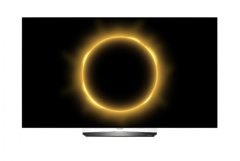 Penampakan gerhana matahari total (GMT) yang dipantau dari televisi OLED LG.