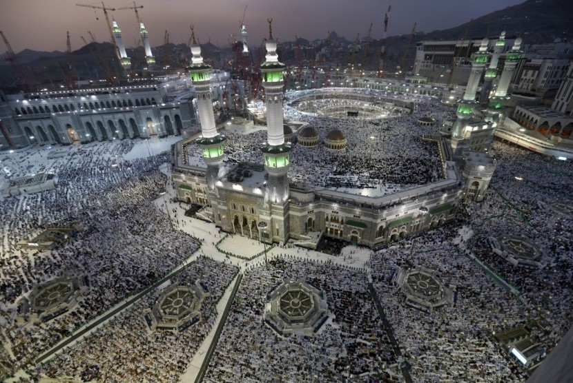 Penampakan Masjidil Haram di Makkah pada malam hari.