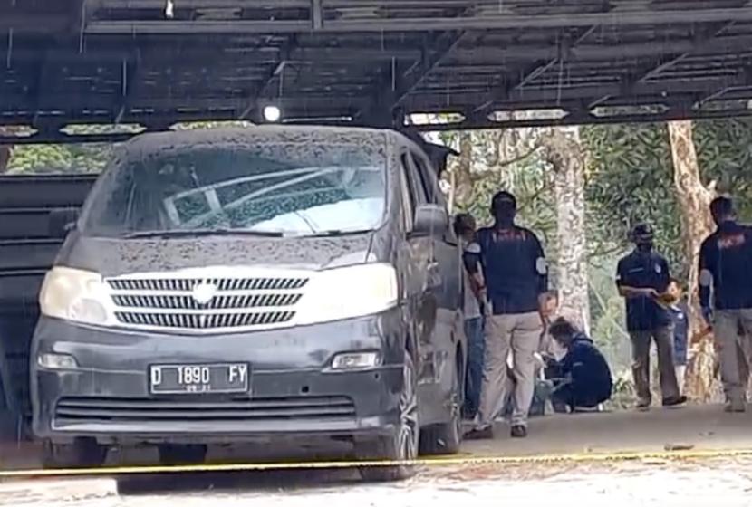 Penampakan mobil Alphard yang digunakan tersangka untuk membawa korban kasus pembunuhan Subang.