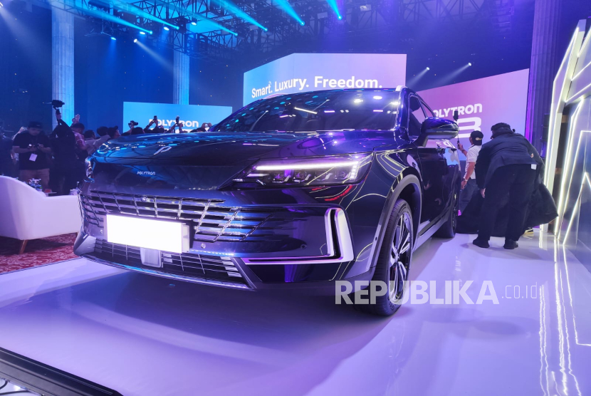 Penampakan mobil listrik lima penumpang Polytron G3 yang diluncurkan di Hotel Indonesia Kempinski, Jakarta, Selasa (6/5/2025) sore.   