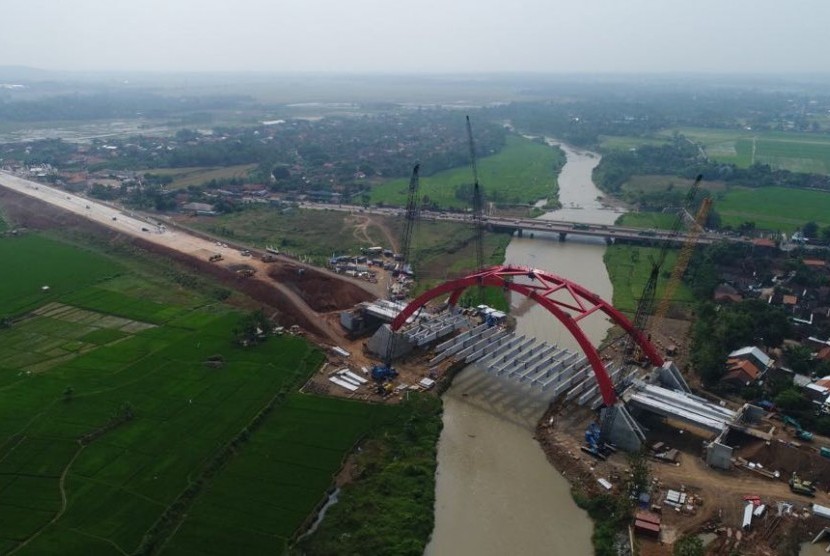 Penampakan pembangunan jembatan Kalikuto yang menghubungkan tol fungsional ruas Pejagan, Pemalang, dan Batang, Semarang, Ahad (10/6). 