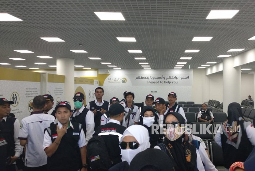 Penampakan ruang tunggu untuk jamaah haji Indonesia yang melalui jalur cepat keimigrasian di Bandara Amir Muhammad bin Abdulaziz, Senin (16/7). 