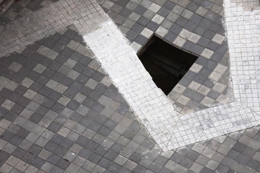 Penampakan sinkhole di Kuala Lumpur, Malaysia. Seorang turis asal India jatuh ke dalam sinkhole dan hingga kini masih dalam proses pencarian.