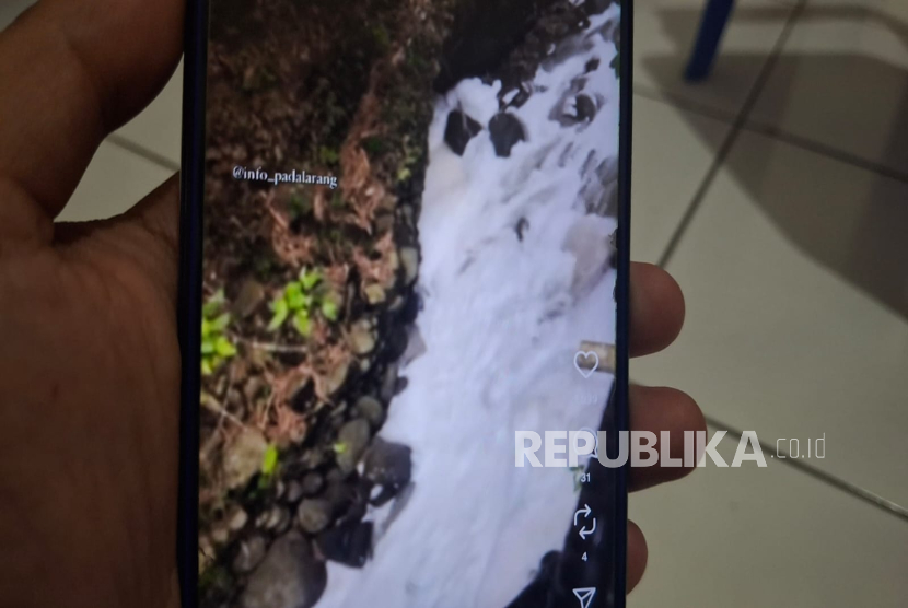 Penampakan Sungai Cimeta, di Desa Tagogapu, Kecamatan Padalarang, Kabupaten Bandung Barat, Jawa Barat Dipenuhi Busa