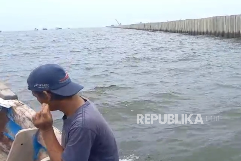Penampakan tanggul laut di perairan Cilincing, Jakarta Utara, Kamis (11/9/2025).
