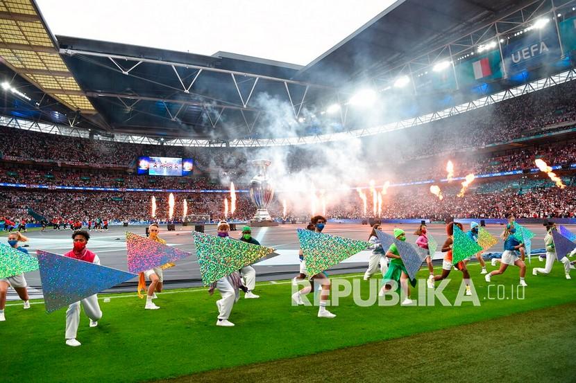 Penampil dalam upacara penutupan menjelang pertandingan final sepak bola Euro 2020 antara Inggris dan Italia di stadion Wembley di London, Senin (12/7) dini hari WIB.