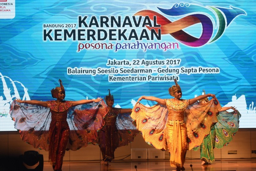Penampil mementaskan Tari Merak di sela-sela acara konferensi pers Karnaval Kemerdekaan Pesona Parahyangan 2017, di Jakarta, Selasa (22/8). 