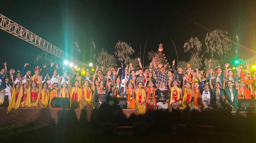 Penampilan 100  seniman lengger lanang dalam gelaran Pentas Lanang Lenggeran diadakan pada Sabtu (19/11/22) malam di  Lapangan Desa Pandak, Baturraden Kabupaten Banyumas. 