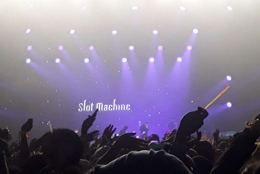 Penampilan band rock Thailand Slot Machine di Spotify On Stage, Jakarta, Jumat (12/10).