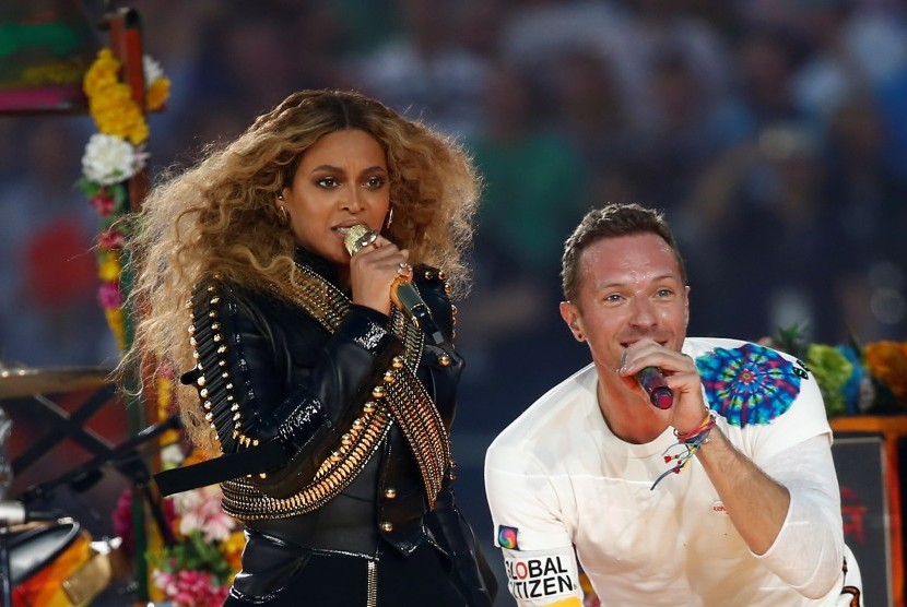 Penampilan Beyonce dan Chris Martin di ajang Superbowl 2016.