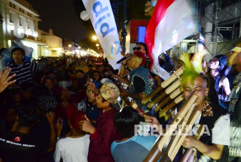 Penampilan calung ala anak-anak funk pada acara HUT ke-56 Bank BJB, di gedung pusat Bank BJB, Jl Asia Afrika, Kota Bandung, Sabtu (20/5).