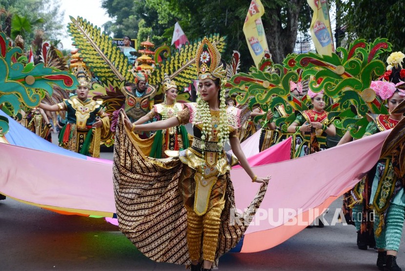 Karnaval seni budaya saat West Java Festival 2019.