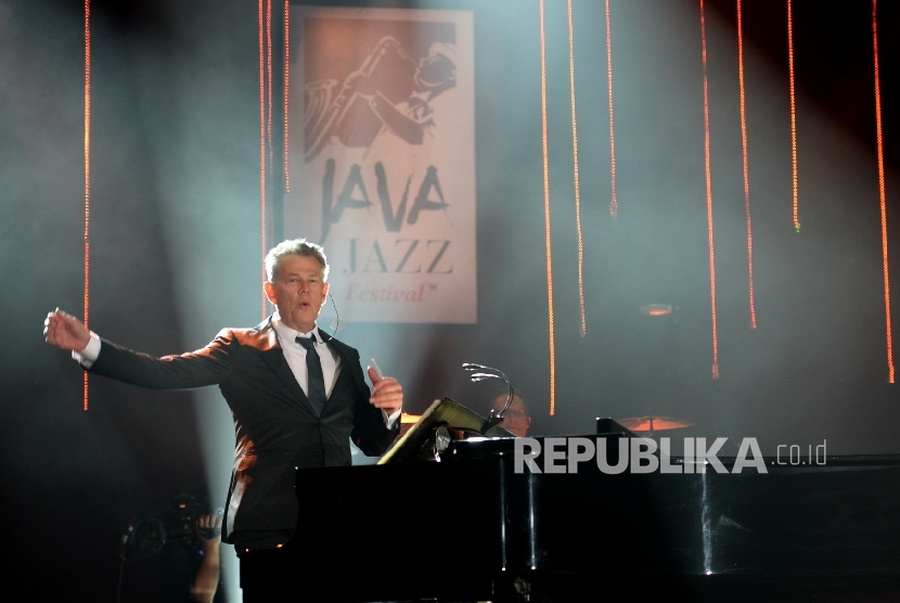 Penampilan David Foster. Konser ikonik dari musisi David Foster dan rekan-rekannya kembali menyapa penikmat musik Indonesia.