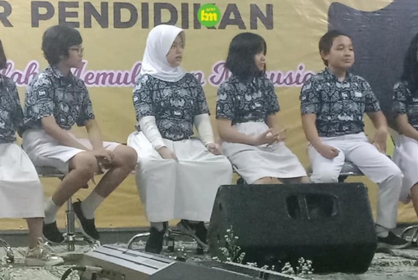 Penampilan dialog bahasa Inggris siswa SD Bakti Mulya 400.