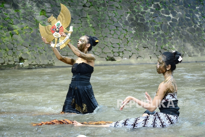  Penampilan dua penari dari Institut Seni Budaya Indonesia (ISBI) pada acara Seni dan Doa Perdamaian oleh para seniman menyikapi banyaknya bencana dan peristiwa yang terjadi di Indonesia, di tepian Sungai Cikapundung, Jl Ir Sukarno, Kota Bandung, Ahad (28/