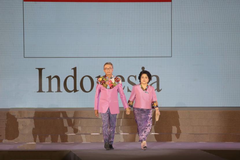 Penampilan Duta Besar Rachmat Budiman dan istri pada fashion show. 
