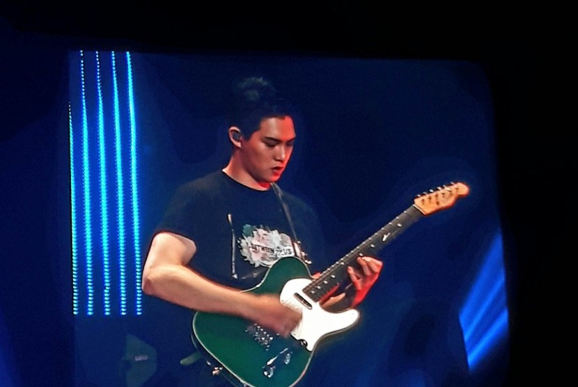 Penampilan Gitaris CNBLUE Jonghyun pada konser di Jakarta, Sabtu, (15/7)