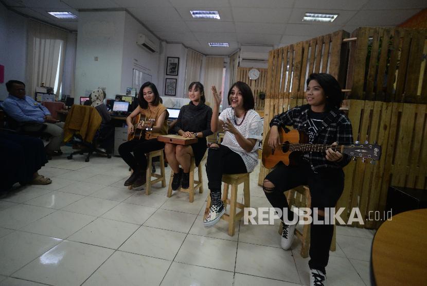 Penampilan grup band Shima saat mengunjungi redaksi Republika di Jakarta, Kamis (13/12).