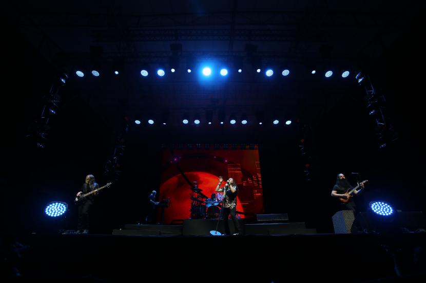 Penampilan grup musik Dream Theater saat tampil pada konser Top Of The World Tour di Halaman Parkir Stadion Manahan, Solo, Jawa Tengah, Rabu (10/8/2022). Dream Theater menggelar konser selama dua jam membawakan lagu dari koleksi album terbaru mereka A View From The Top Of The World.