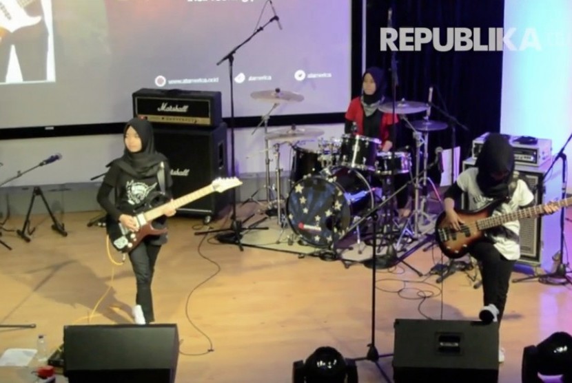 Penampilan grup musik rock asal Garut Voice Of Baceprot (VoB) di @america, Jakarta.