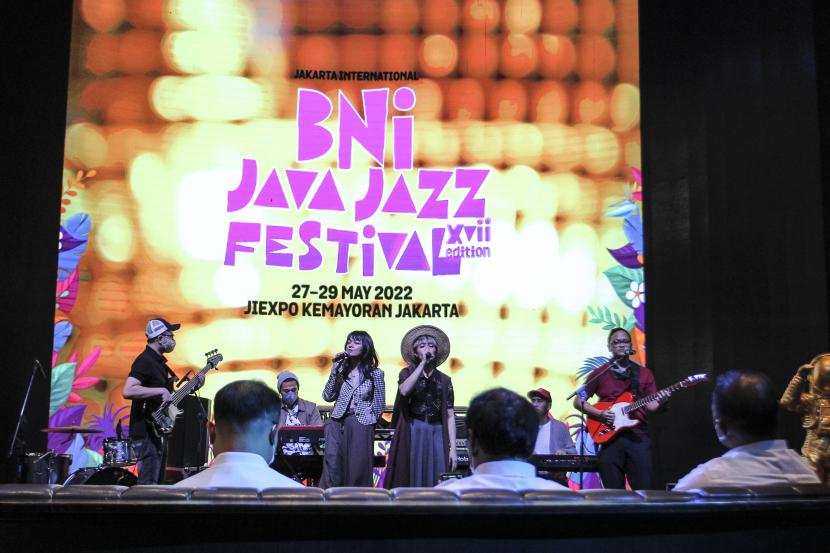 Penampilan grup musik SUSU pada jumpa pers Festival musik Jakarta International BNI Java Jazz Festival (BNIJJF2022) di Senayan, Jakarta, Rabu (20/4/2022). BNIJJF2022 akan segera digelar secara luar jaringan (luring) pada 27-29 Mei 2022 mendatang di JiExpo Kemayoran dan dimeriahkan oleh pemenang Grammy untuk album R&B terbaik, PJ Morton hingga berbagai musisi jazz muda tanah air. 