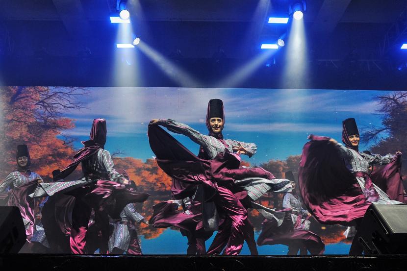 Penampilan grup seni Muslim Xinjiang pada Republika Festival Hijriah di Gedung Convention Hall Masjid Agung Jawa Tengah (MAJT), Semarang, Jawa Tengah, Rabu (2/8/2023).  