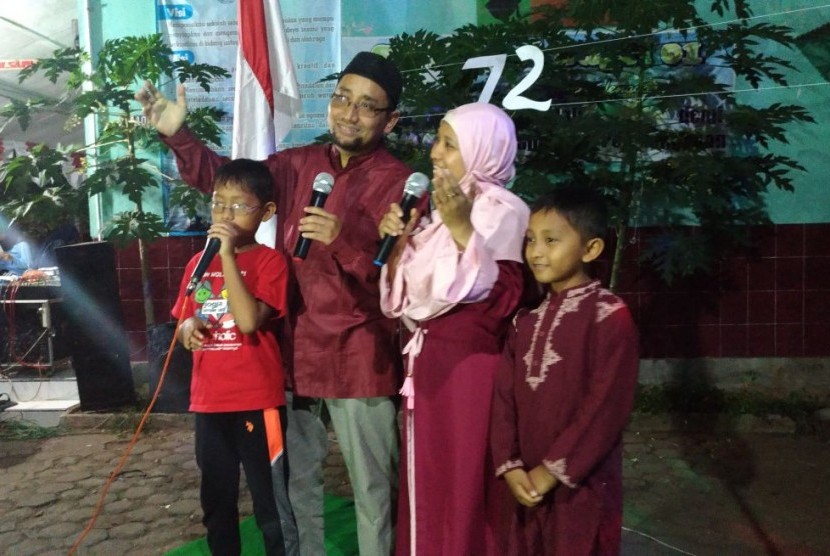 Penampilan Kang Abik beserta istri dan anak-anaknya dalam Lomba Karaoke Kemerdekaan di Kampung Candiwesi,  Kota Salatiga, Jawa Tengah, Sabtu malam (12/8).