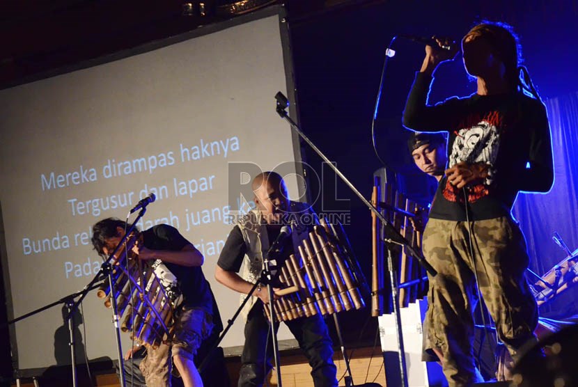 Penampilan kelompok funk Tcukimay pada peringatan Sumpah Pemuda bersama komunitas underground di Aula Universitas Padjadjaran (Unpad), Jl Dipatiukur, Bandung, Senin (28/10).    (Republika/Edi Yusuf)