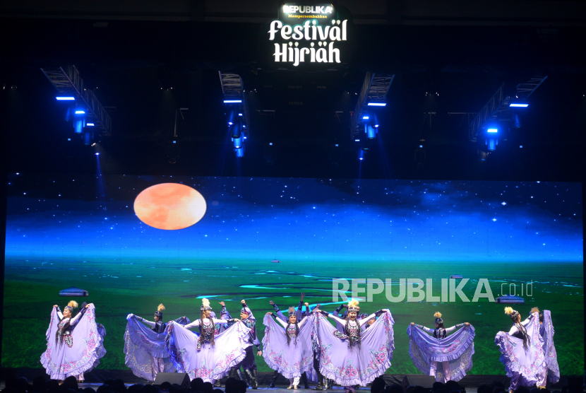 Penampilan kesenian tarian asal Xinjiang Festival Hijriah 2023 di GOR Sritex, Surakarta, Jawa Tengah, Sabtu (5/8/2023). Pentas seni muslim Xinjiang ini untuk memeriahkan Festival Hijriah 2023 yang digelar di 9 kota Indonesia untuk menyambut Tahun Baru Islam. Berbagai tarian tradisional dan nyayian tampil secara bergantian untuk menghibur pengunjung yang hadir.