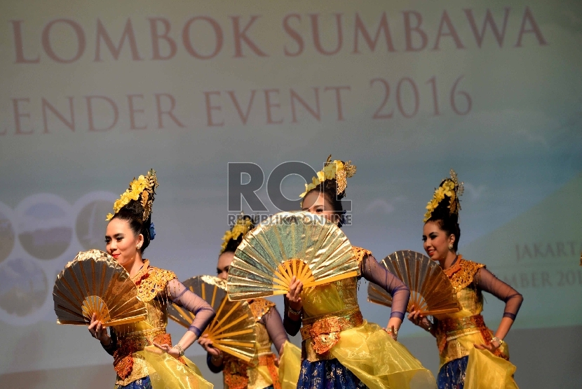 Penampilan kesenian tarian khas NTB ditampilkan saat peluncuran Pesona Lombok Sumbawa dan Kalender Pariwisata 2016 di Kementerian Pariwisata, Jakarta, Senin (14/12).