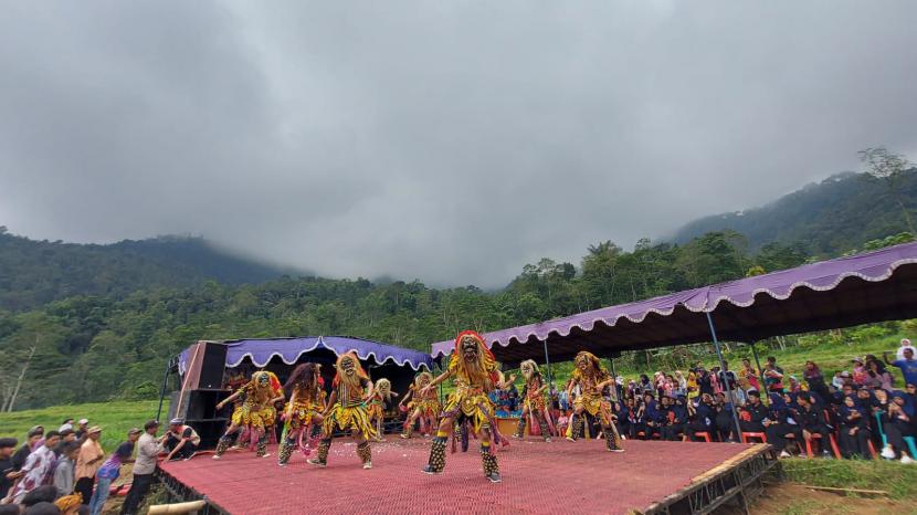 Penampilan kesenian tradisional untuk menyemarakkan Festival Telo Mangul di lahan persawahan Mangul, Desa Sepakung, Kecamatan banubiru, kabupaten Semarang, Jawa Tengah, Ahad (15/1).