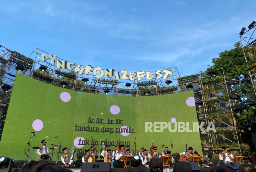 Penampilan kolaborasi Kunto Aji dengan kelompok hadrah YogyaKarta Hadroh Clan (YKHC) di Synchronize Fest, Jumat (3/10/2025). 