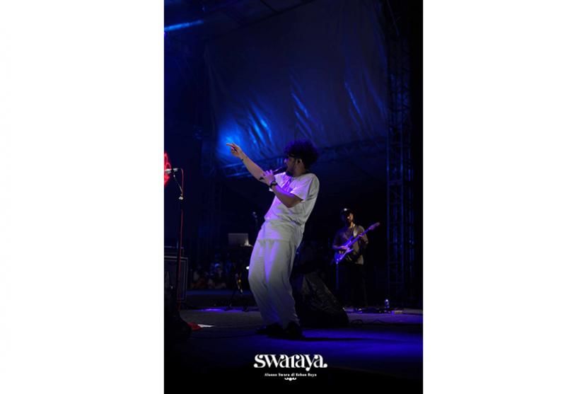 Penampilan Kunto Aji di hari kedua festival musik Swaraya di Kebun Raya Bogor, Sabtu (25/6).