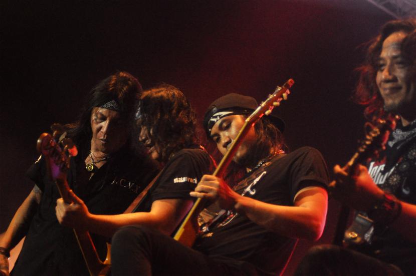   Penampilan Mugix Adam (eks Power Metal) dan Roy Jeconiah (eks Boomerang) dalam konser aniverasry 3th Classic Rock Kabupaten Semarang (CRKS), di Alun-alun Bung Karno, Ungaran, Kabupaten Semarang, Jawa Tengah.
