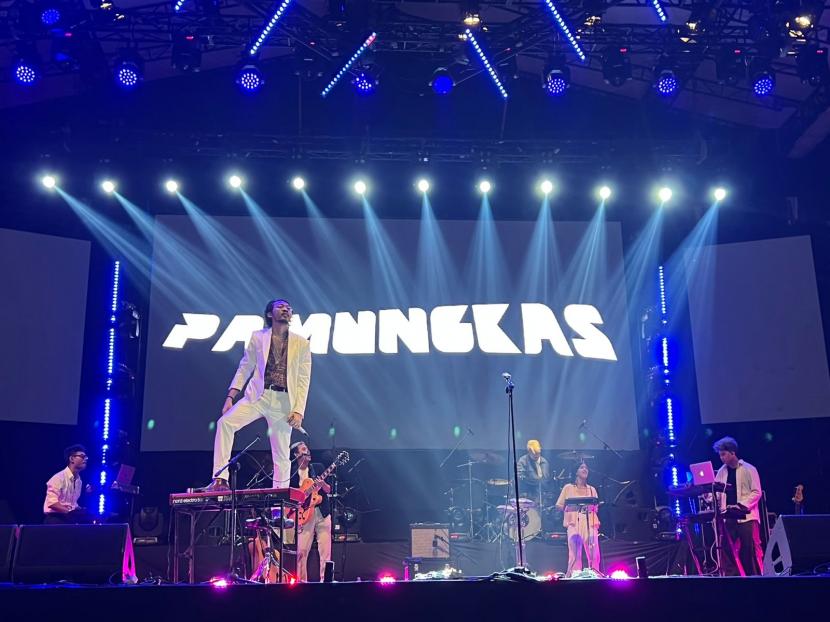 Penampilan musisi Pamungkas di Big Bang Jakarta 2022.