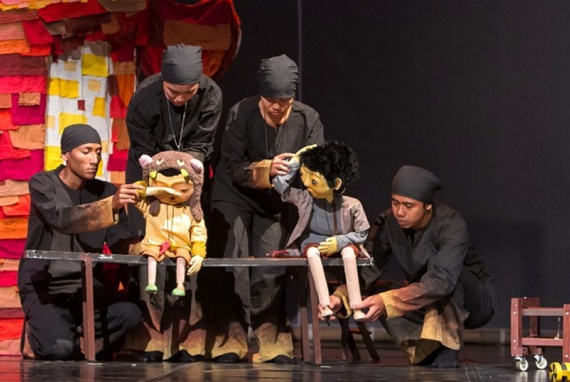 Penampilan Papermoon Puppet Theater