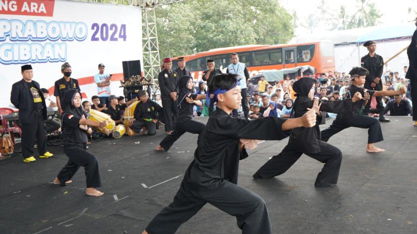 Penampilan pendekar silat di Pesta Rakyat Sahabat Bang Ara, Lapangan Desa Sukaraja, Kabupaten Serang, Banten, Ahad (4/2/2024).