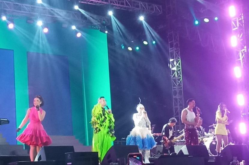 Penampilan penyanyi Melly Goeslaw pada hari kedua festival musik Synchronize Fest 2023 di Gambir Expo Kemayoran, Jakarta Pusat, Sabtu (2/9/2023) berlangsung meriah, turut menghadirkan grup vokal Bukan Bintang Biasa (BBB).