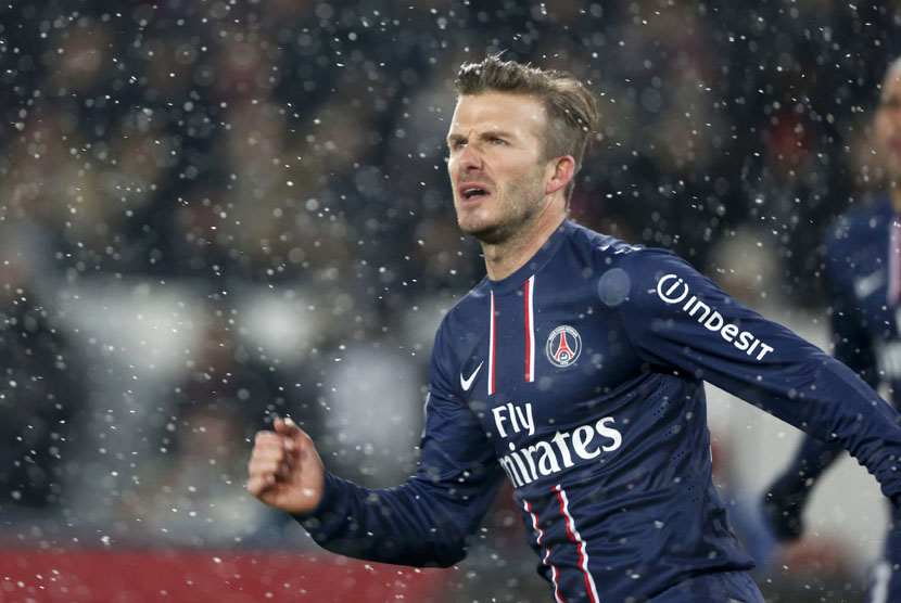   Penampilan perdana David Beckham dalam pertandingan Liga Perancis saat melawan Olympic Marseille di Stadion Parc des Princes,Paris, Ahad (24/2).   (Reuters/Charles Platiau)