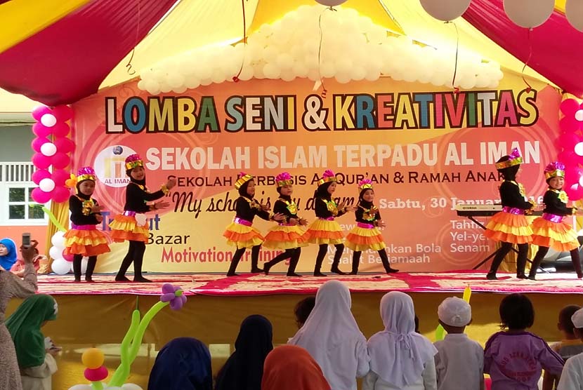 Penampilan salah satu kelompok pada lomba seni dan kreativitas yang diadakan di Sekolah Islam Terpadu Al-Iman Pabuaran, Kecamatan Bojonggede, Kabupaten Bogor, Jawa Barat, Sabtu (30/1).