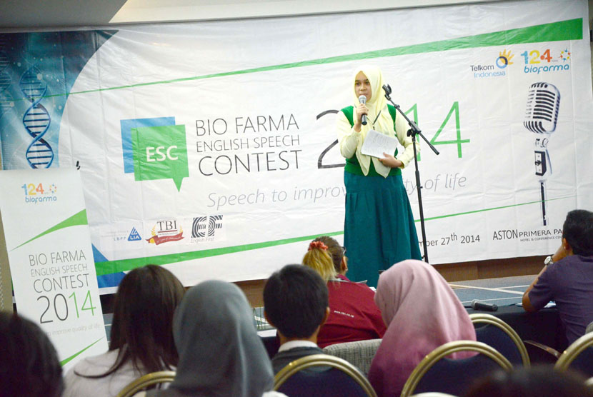  Penampilan salah satu peserta pada acara Bio Farma English Speech Contes 2014 di Hotel Aston Pasteur, Bandung, Sabtu (27/9).  (Republika/Edi Yusuf)