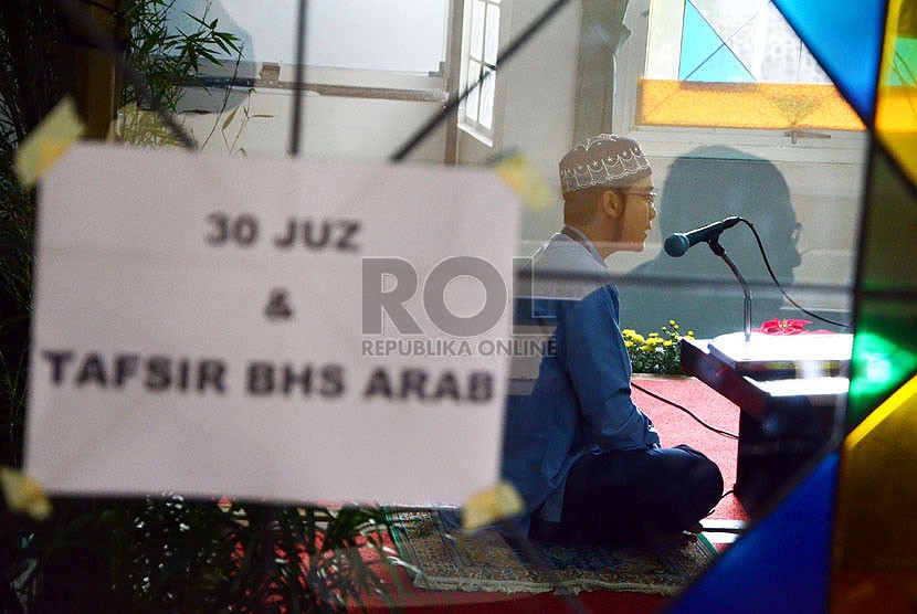   Penampilan salah satu peserta pada Seleksi Tilawatil Quran (STQ) XIII tingkat Jabar di gedung Pusdai,Bandung,Senin (8/4).   (Republika/Edi Yusuf)