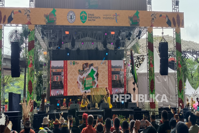 Penampilan seni tari tradisional Dayak dalam pembukaan Festival Pesona Budaya Dayak Borneo III di Jakarta.