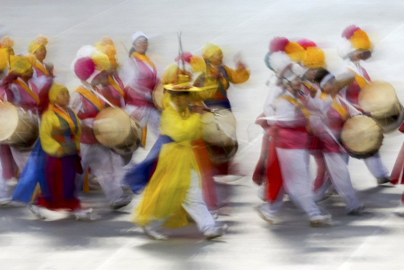  Penampilan seni tradisi musik rakyat Korea , Pungmul Play pada upacara pembukaan Asian Games ke-17 di Incheon, Jumat (19/9). (Reuters/Olivia Harris)