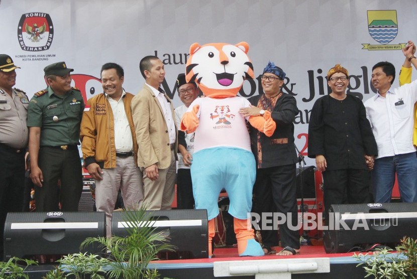 Penampilan Si Maung maskot Pilwalkot Bandung 2018, saat di launching di Alun-alun Ujungberung, Kota Bandung, Rabu (27/9). 