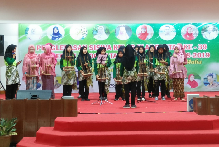 Penampilan siswa memainkan angklung di acara Wisuda siswa MTsN 1 Bogor, Selasa (30/4)