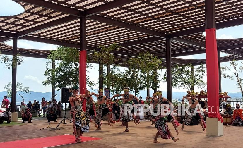 Penampilan Tari Babad Suroloyo pada acara Rawapening Performing Art 2021 yang digelar bertepatan dengan hari Sumpah Pemuda, di kompleks obyek wisata Bukit Cinta, Rawapening, Banyubiru, Kabupaten Semarang, Kamis (28/10). Kegiatan Rawapening Performing Art 2021 digelar untuk membangkitkan pariwisata dengan prokes ketat di masa pandemi.