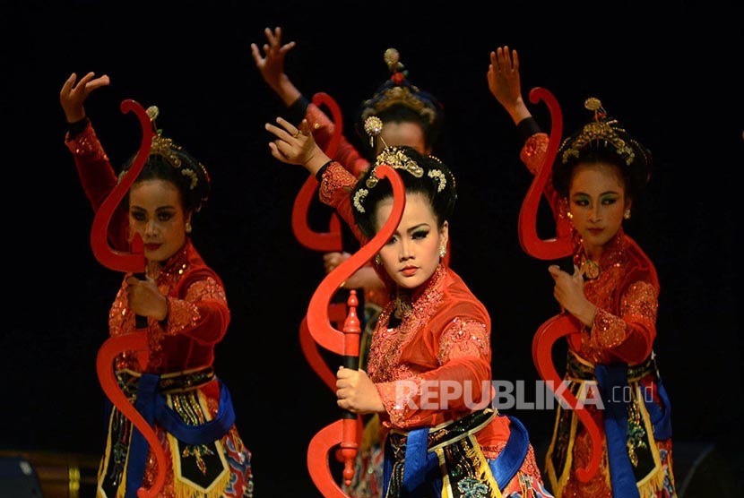 Penampilan tari 'Nyi Mas Gandasari' pada gelar aneka ragam seni 'Caruban' dari Sanggar Pringgadhing, Kabupaten Cirebon, di Taman Budaya Jabar, Kota Bandung, Sabtu (19/3) malam. (Republika/Edi Yusuf)